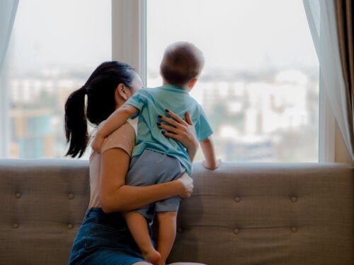madre-hijo-mirando-ventana-cuarentena-casa-500x375