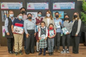 DIF-057-2021.-Premia Mariana Gómez a ganadores del concurso de cartel de derechos de niñas, niños, adolescentes (7)