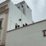 Humo en tienda comercial moviliza a Bomberos en la zona centro.
