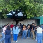 Estudiantes de Derecho de la UAT llevan alimentos y apoyo a familiares de pacientes del IMSS en Victoria