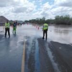 Cierran carretera Reynosa-San Fernando por agua y corriente de arroyo; autoridades recomiendan tomar rutas alternas