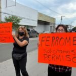 Vecinos de Lázaro Cárdenas protestan por aguas negras y exigen a Ferromex autorizar reparación del drenaje
