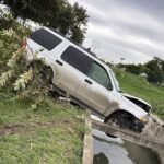 Camioneta termina dentro de un canal a cielo abierto en el bulevar Allende