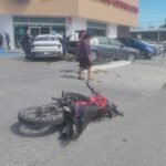 Motociclista queda gravemente herido tras choque con Kia; automóvil termina impactando otro vehículo en Ciudad Victoria