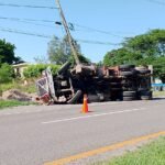 Vuelca camión cargado con grava en la Tampico-Mante; derriba luminaria y poste de Telmex