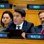 Desapariciones y crimen organizado colocan a México bajo escrutinio internacional   México enfrenta nuevos cuestionamientos internacionales sobre la crisis de personas desaparecidas y los posibles vínculos entre organizaciones criminales y redes de entrenamiento militar en el extranjero, en medio de señalamientos que requieren investigaciones y pruebas independientes.  Durante una intervención ante la Asamblea General de la Organización de las Naciones Unidas (ONU), el subsecretario de Derechos Humanos, Arturo Medina Padilla, reconoció que en algunos casos de desaparición en México han participado autoridades municipales, además de grupos delictivos.  El funcionario defendió las acciones emprendidas por el Gobierno federal y señaló que durante 2026 se han localizado más de 16 mil personas. Sin embargo, la cifra requiere información complementaria sobre las circunstancias de esas localizaciones, mientras el registro oficial supera las 130 mil personas desaparecidas y no localizadas.  La discusión se desarrolla después de que el Comité contra la Desaparición Forzada de la ONU solicitara que la situación mexicana sea considerada por la Asamblea General, al advertir indicios de desapariciones forzadas que podrían constituir crímenes de lesa humanidad. El procedimiento no representa, por sí mismo, una sentencia ni una determinación definitiva de responsabilidad internacional del Estado mexicano.  A este escenario se sumaron declaraciones de la Cancillería rusa, que acusó a Ucrania de haber entrenado militarmente a por lo menos 80 integrantes de cárteles mexicanos, particularmente en el manejo de drones de combate y otras tácticas militares.  Según la versión difundida por Moscú, integrantes de organizaciones criminales habrían viajado a Ucrania para recibir capacitación y existirían funcionarios ucranianos que conocían esas actividades. No obstante, hasta el momento de los reportes consultados, Rusia no había presentado pruebas públicas independientes suficientes para corroborar sus señalamientos, ni se había difundido una respuesta oficial concluyente de las autoridades ucranianas.  La denuncia rusa se produce en un contexto de preocupación por el uso creciente de drones por parte de organizaciones criminales. En México, las autoridades han documentado el empleo de estos dispositivos en actividades delictivas, pero esa circunstancia no confirma que integrantes de cárteles hayan recibido entrenamiento militar en Ucrania.  Ambos asuntos colocan sobre la mesa desafíos distintos, pero relevantes para la seguridad nacional: por un lado, la obligación de investigar las desapariciones, esclarecer la posible participación de servidores públicos y garantizar justicia a las familias; por otro, la necesidad de verificar cualquier indicio de cooperación internacional entre grupos criminales y actores extranjeros.  La información disponible exige distinguir entre hechos reconocidos por autoridades mexicanas, evaluaciones de organismos internacionales y acusaciones formuladas por el Gobierno ruso. Convertir estas últimas en hechos confirmados sin evidencia verificable podría distorsionar el debate público.  Lo que sigue: será necesario conocer las medidas que adopte la ONU respecto a la situación de las desapariciones en México, obtener datos detallados sobre las personas localizadas durante este año y determinar si las acusaciones rusas cuentan con evidencia que pueda ser examinada de manera independiente.
