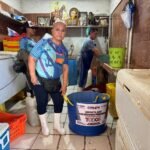 COMAPA Altamira entrega contenedores en mercado Champayán para evitar obstrucciones del drenaje y contaminación de la laguna