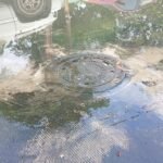Aguas negras afectan acceso a escuela; vecinos piden intervención de COMAPA Sur.