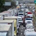 Paro nacional de transportistas presiona al Gobierno; acuerdan mesas de diálogo, pero persisten diferencias por seguridad y estímulos fiscales.