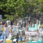 Preparan panteones para recibir a familias durante el Día de Muertos